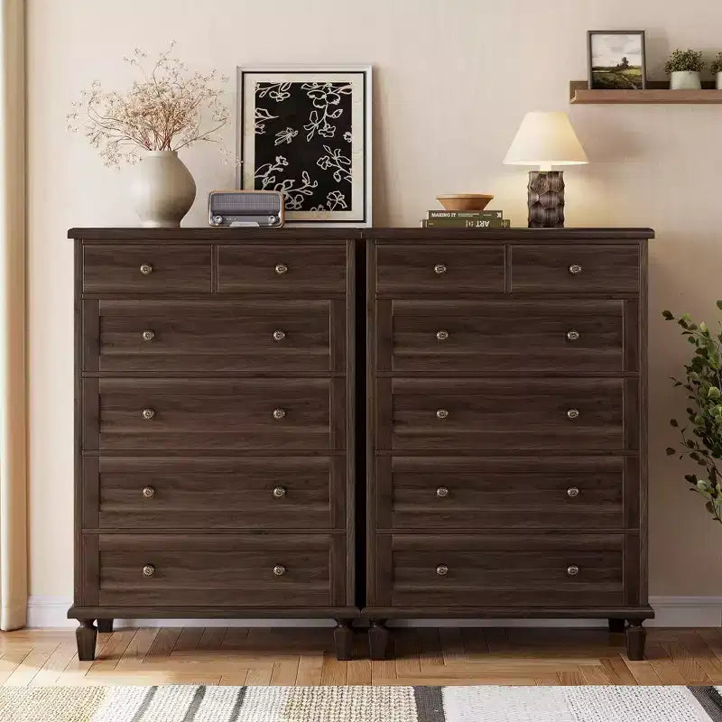 Commode haute 47 avec poignées sculptées et pieds fuselés pour chambre à coucher