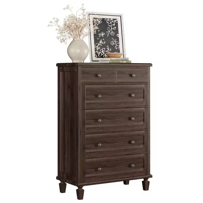Commode haute 47 avec poignées sculptées et pieds fuselés pour chambre à coucher