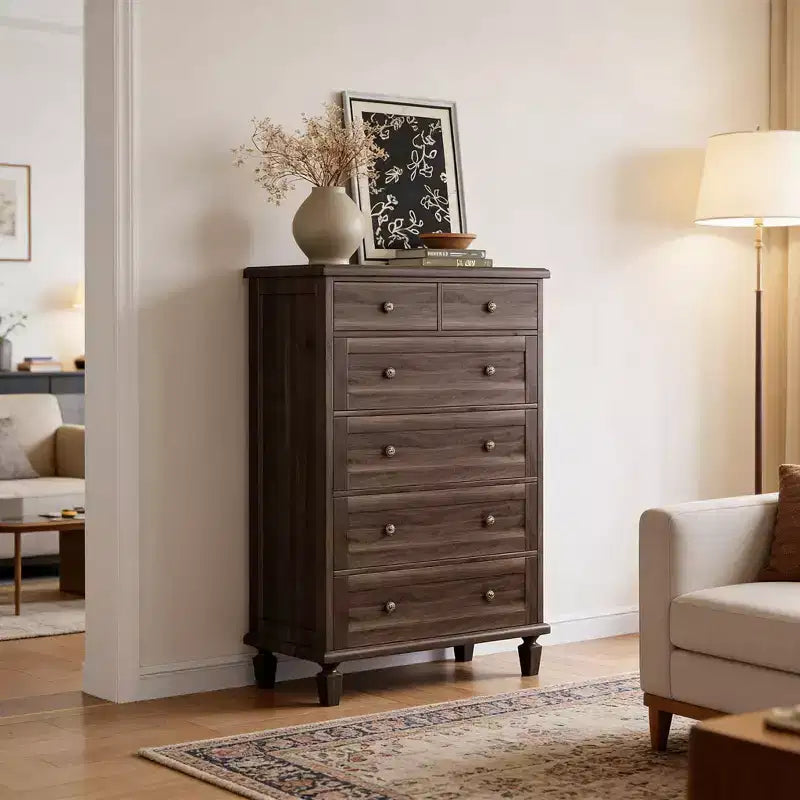 Commode haute 47 avec poignées sculptées et pieds fuselés pour chambre à coucher