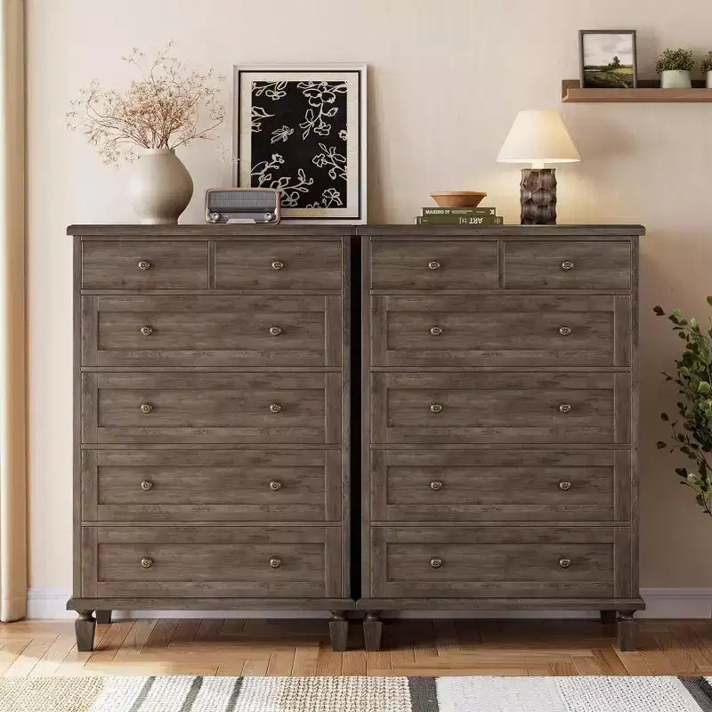 Commode haute 47 avec poignées sculptées et pieds fuselés pour chambre à coucher