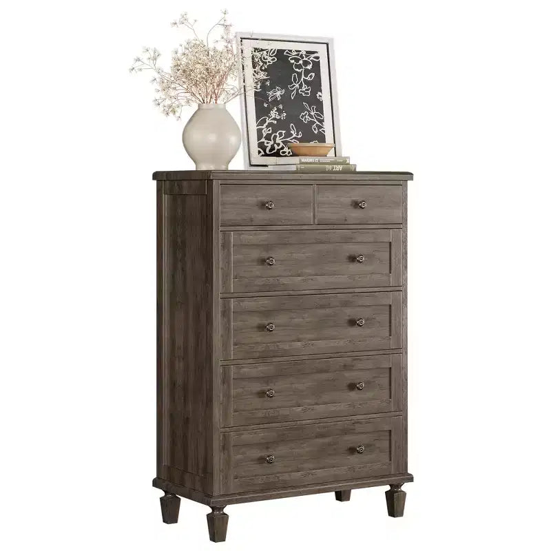 Commode haute 47 avec poignées sculptées et pieds fuselés pour chambre à coucher