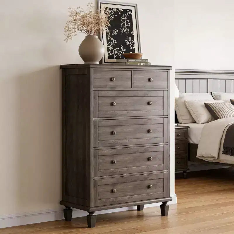 Commode haute 47 avec poignées sculptées et pieds fuselés pour chambre à coucher