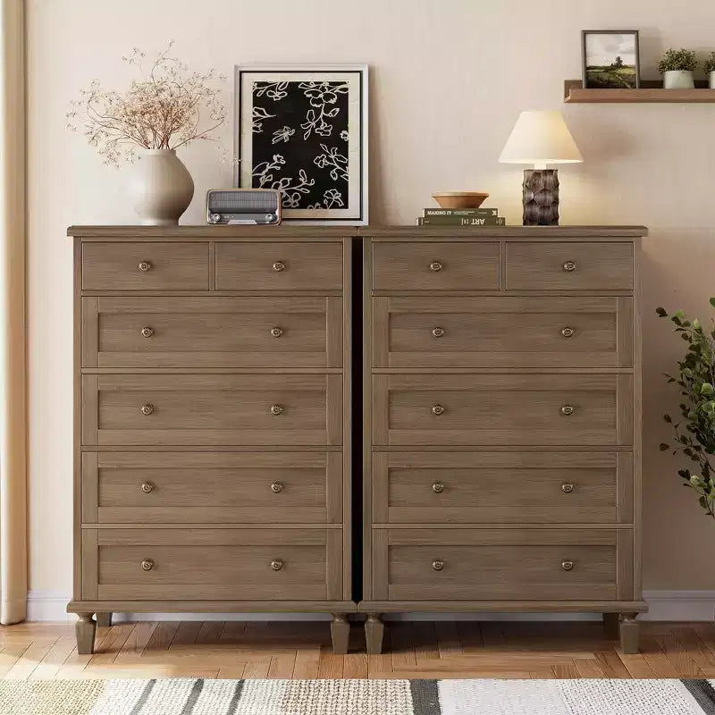 Commode haute 47 avec poignées sculptées et pieds fuselés pour chambre à coucher