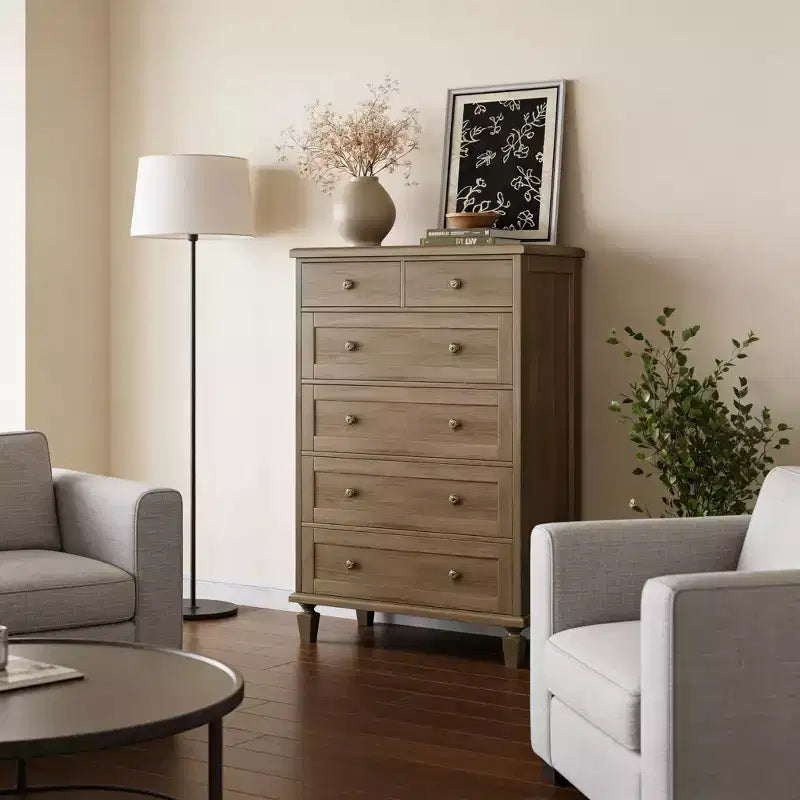 Commode haute 47 avec poignées sculptées et pieds fuselés pour chambre à coucher