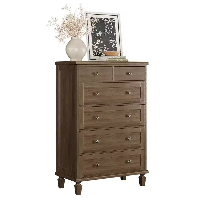 Commode haute 47 avec poignées sculptées et pieds fuselés pour chambre à coucher