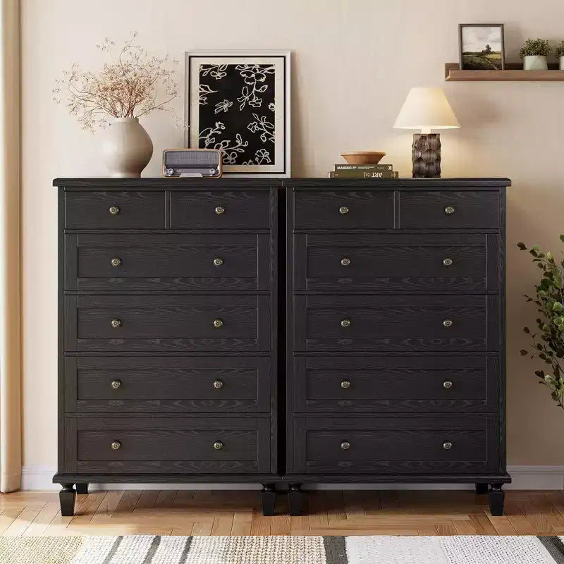 Commode haute 47 avec poignées sculptées et pieds fuselés pour chambre à coucher