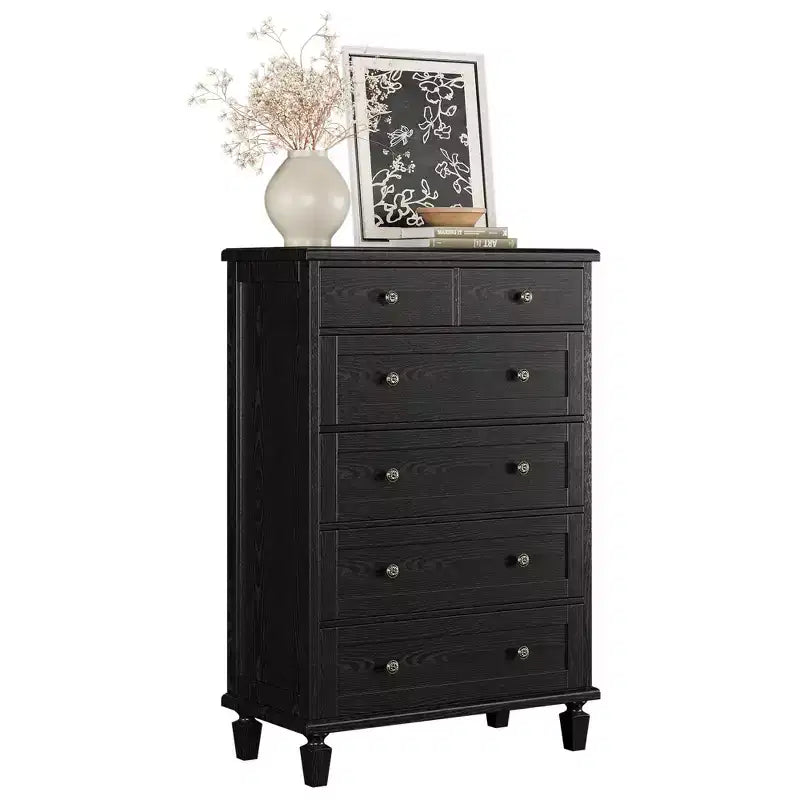 Commode haute 47 avec poignées sculptées et pieds fuselés pour chambre à coucher
