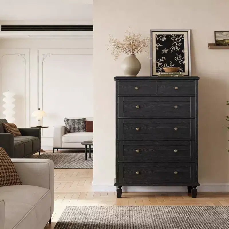 Commode haute 47 avec poignées sculptées et pieds fuselés pour chambre à coucher